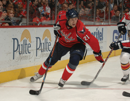 On the wing, Laich shows his attacking instinct while mantaining the puck.