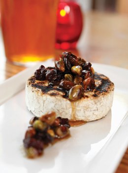 Grilled brie with nut of the moment: pistachio.