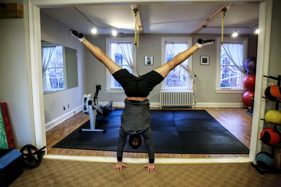 Chris Garay, handstand split
