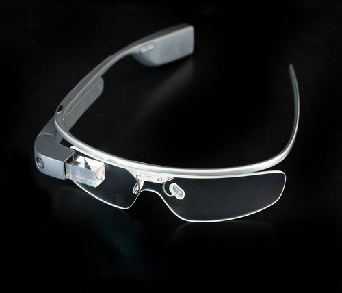  Hattanas Kumchai/shutterstock.com (Google Glass)