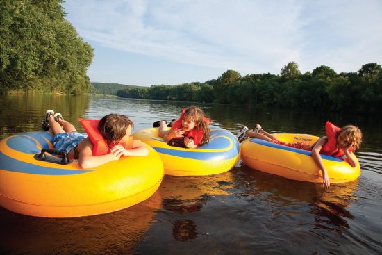 Tubing on the James River (Courtesy of Bill Crabtree, Jr., Va. Tourism Corp.)