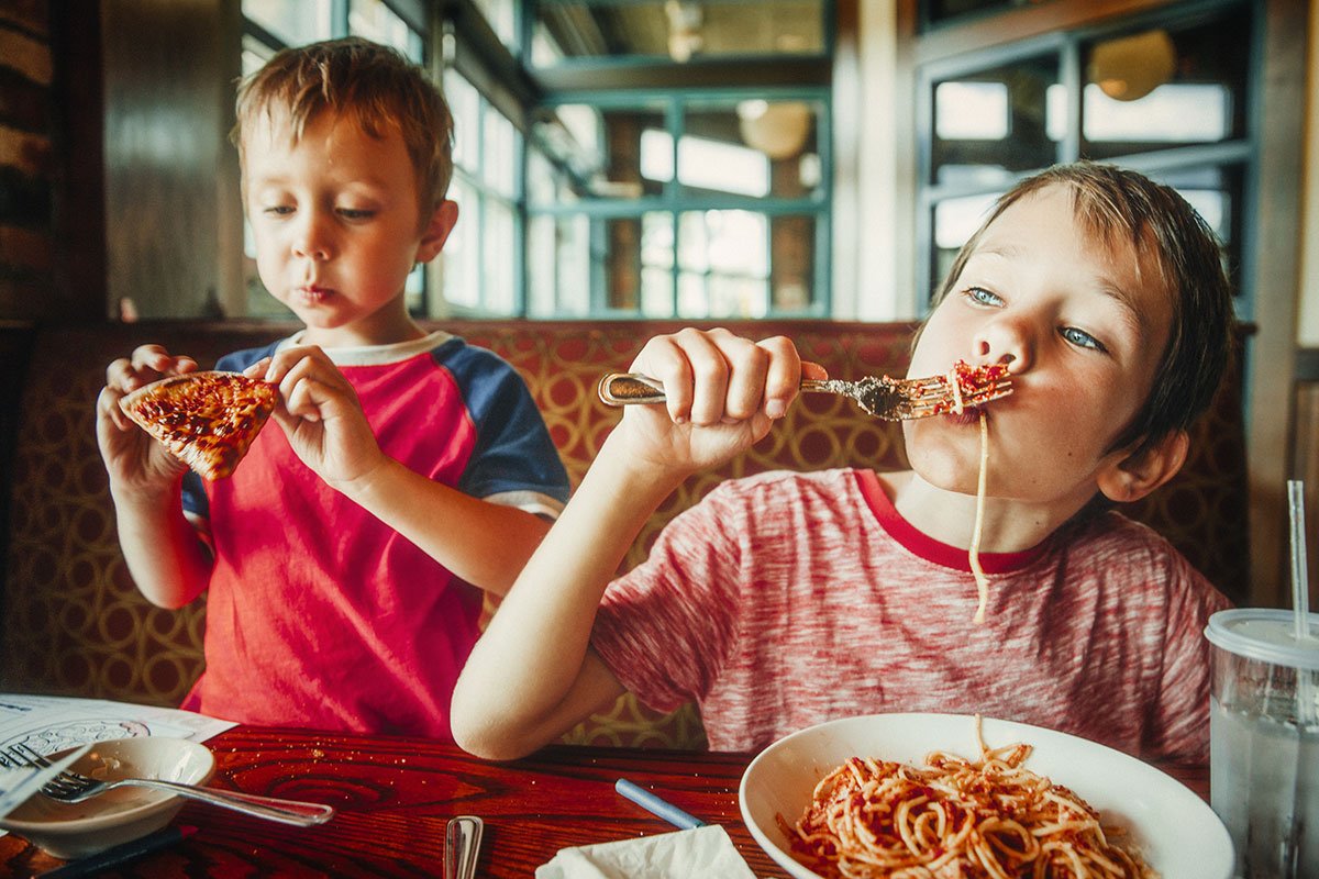kids-eating-in-restaurant