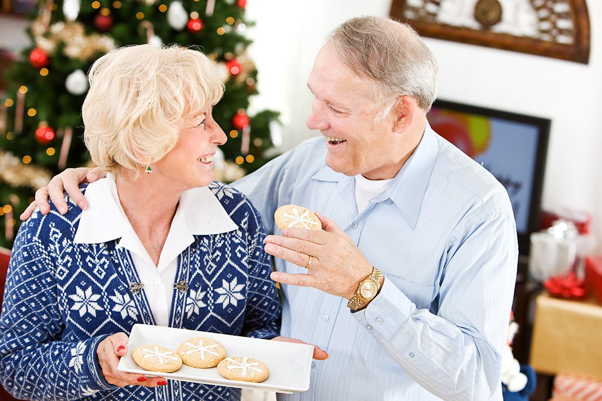 seniors-eating-holiday-cookies
