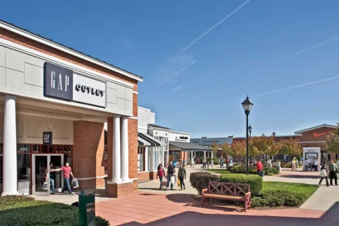 exterior shot of the Gap at Leesburg Premium Outlets
