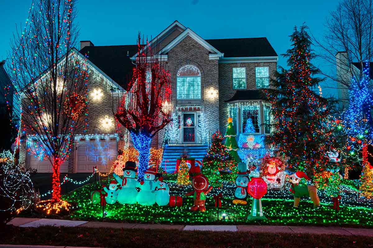 house with snowmen display and christmas lights