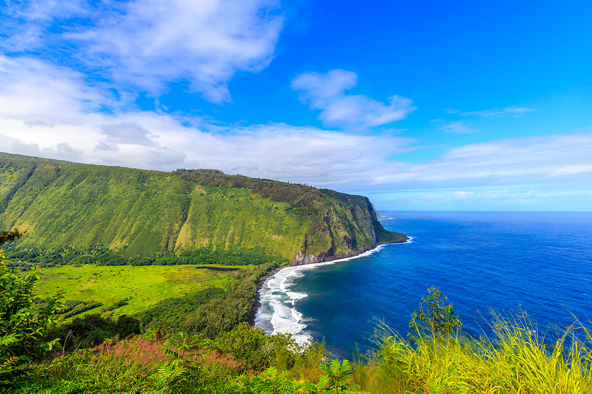 big mountain with blue water in hawaii