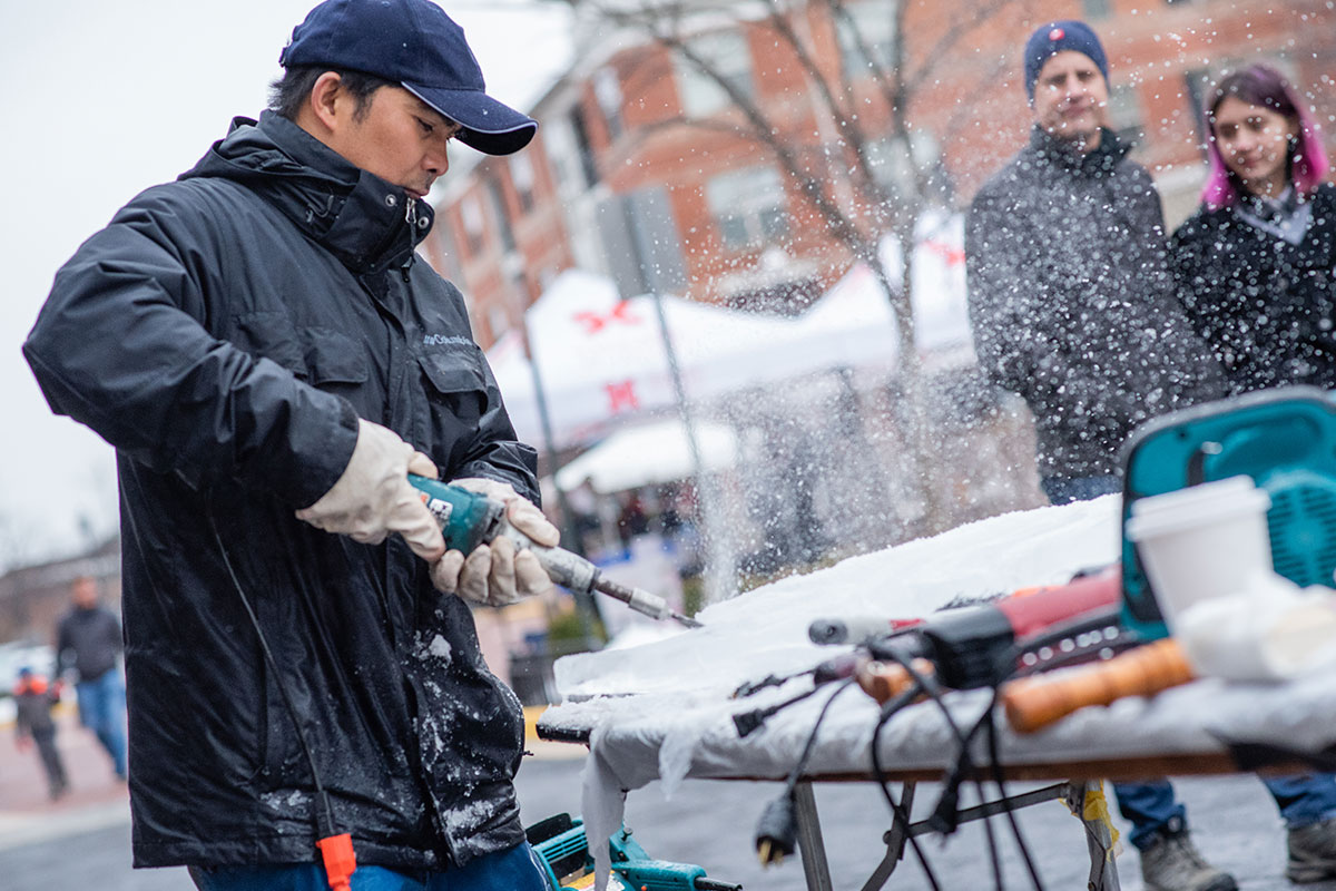 ice carver at village of leesburg for winter ice fest