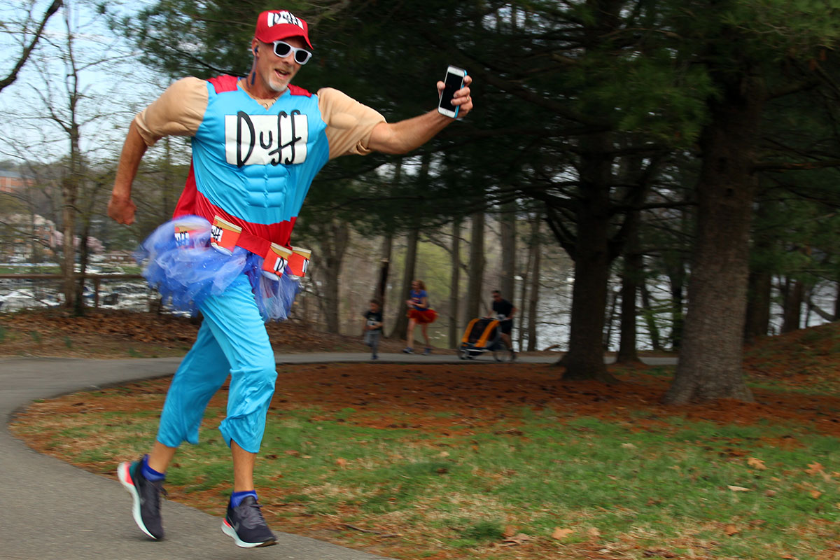 man dressed as duff running in 5k