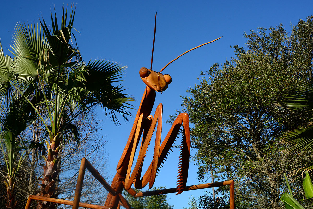 praying mantis sculpture