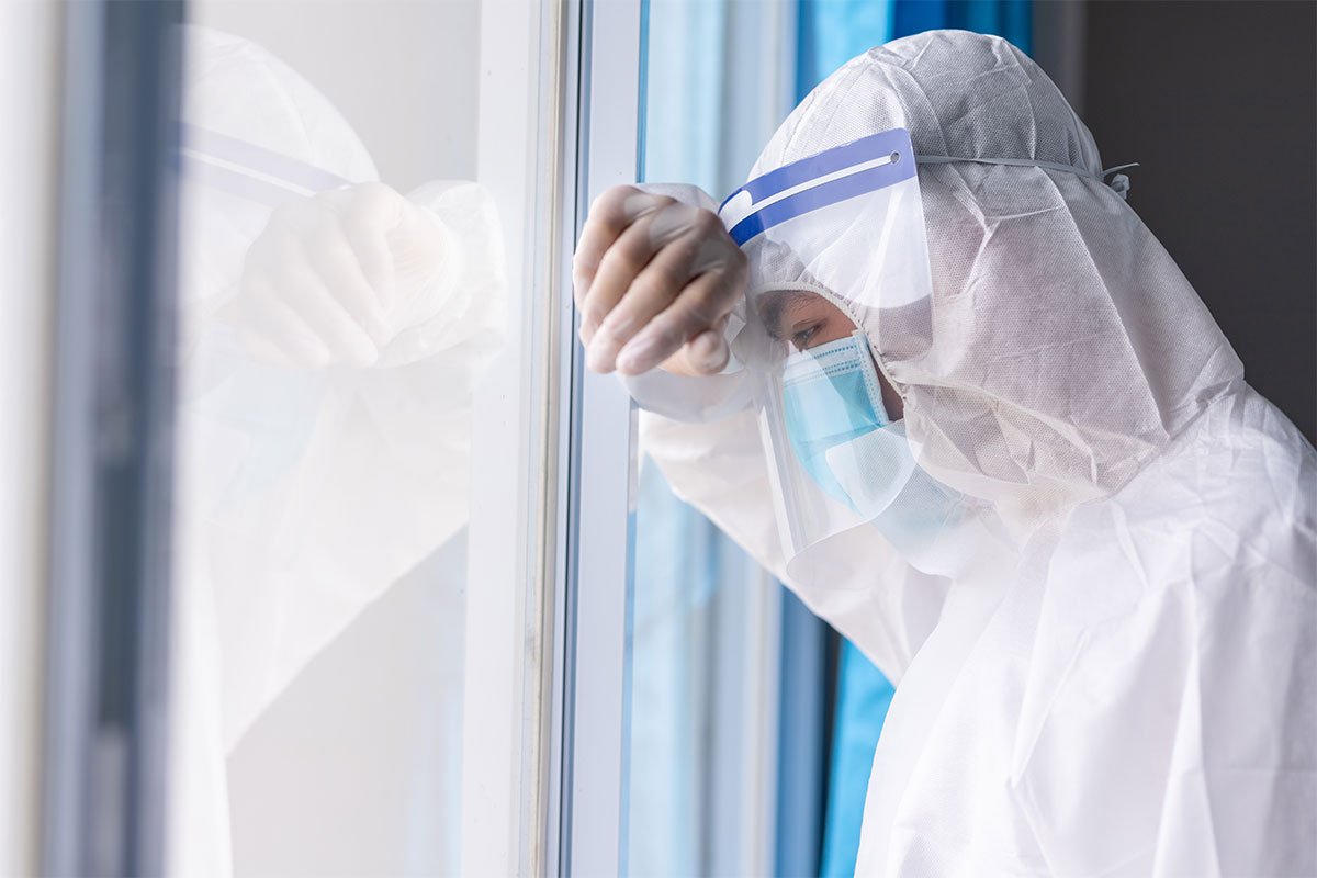hospital worker in ppe during covid19