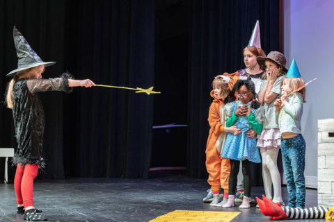 child actors performing the wizard of oz