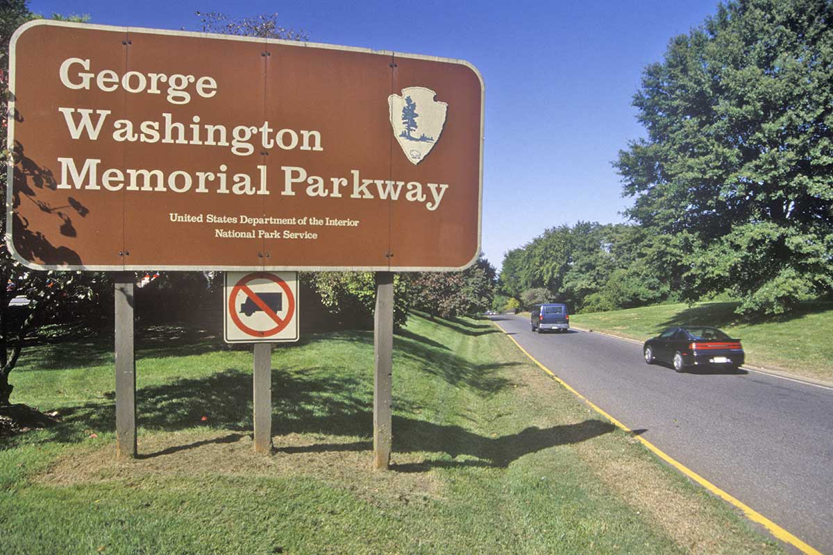 george washington memorial parkway sign