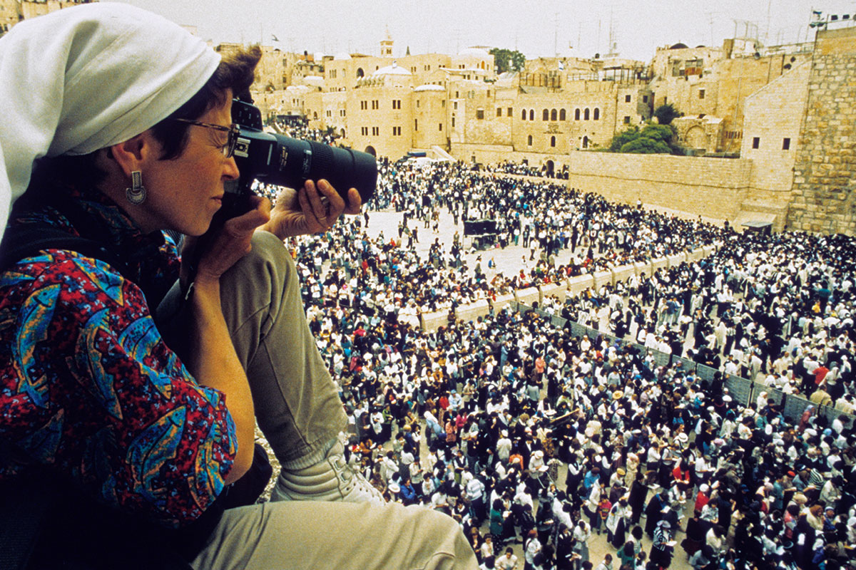 annie griffiths photographing the western wall in israel