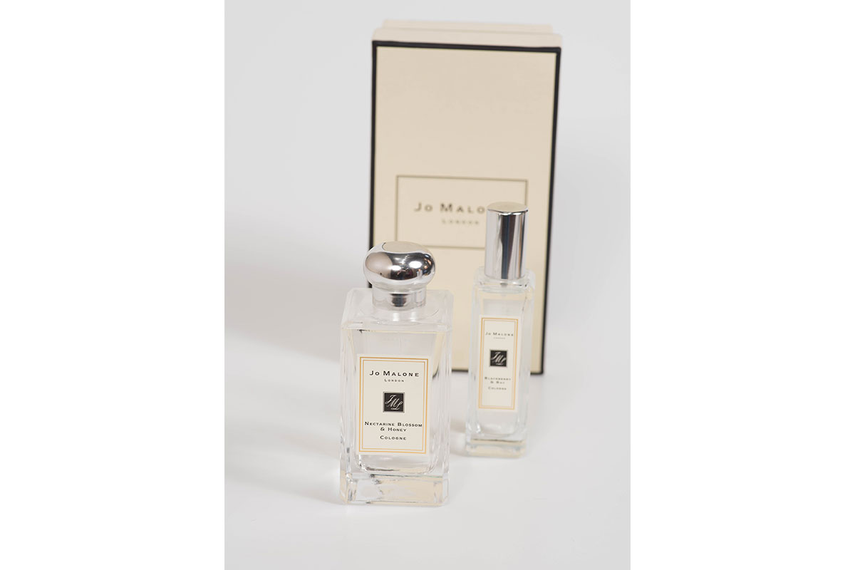 clear perfume bottle with whiter boîte box behinid