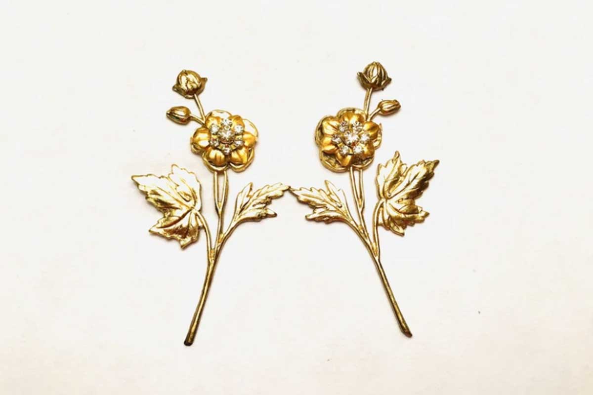 gold flower stud earrings with leaves