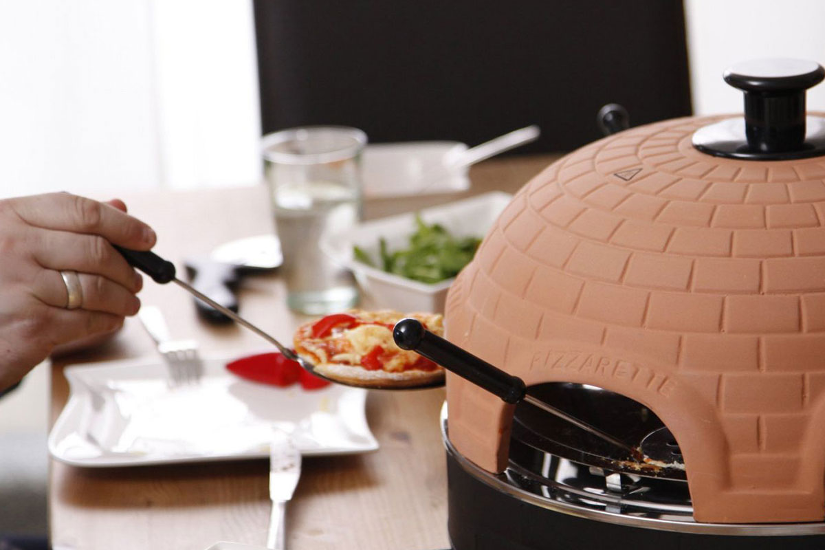 mini pizza oven that is pink