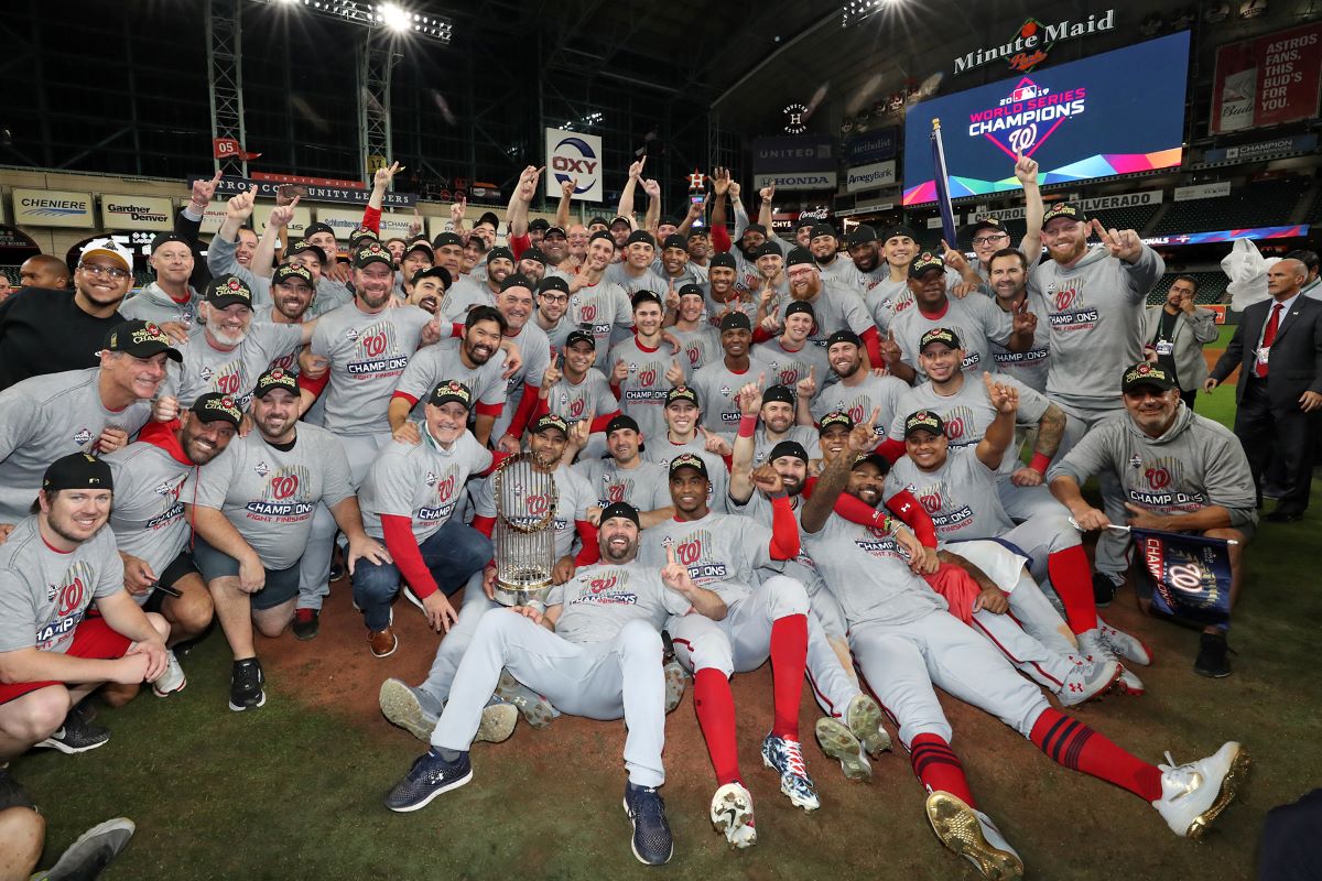 2019 Washington Nationals pose for photo with World Series trophy