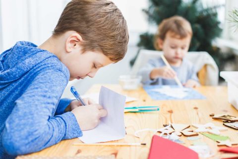 kids making holiday crafts