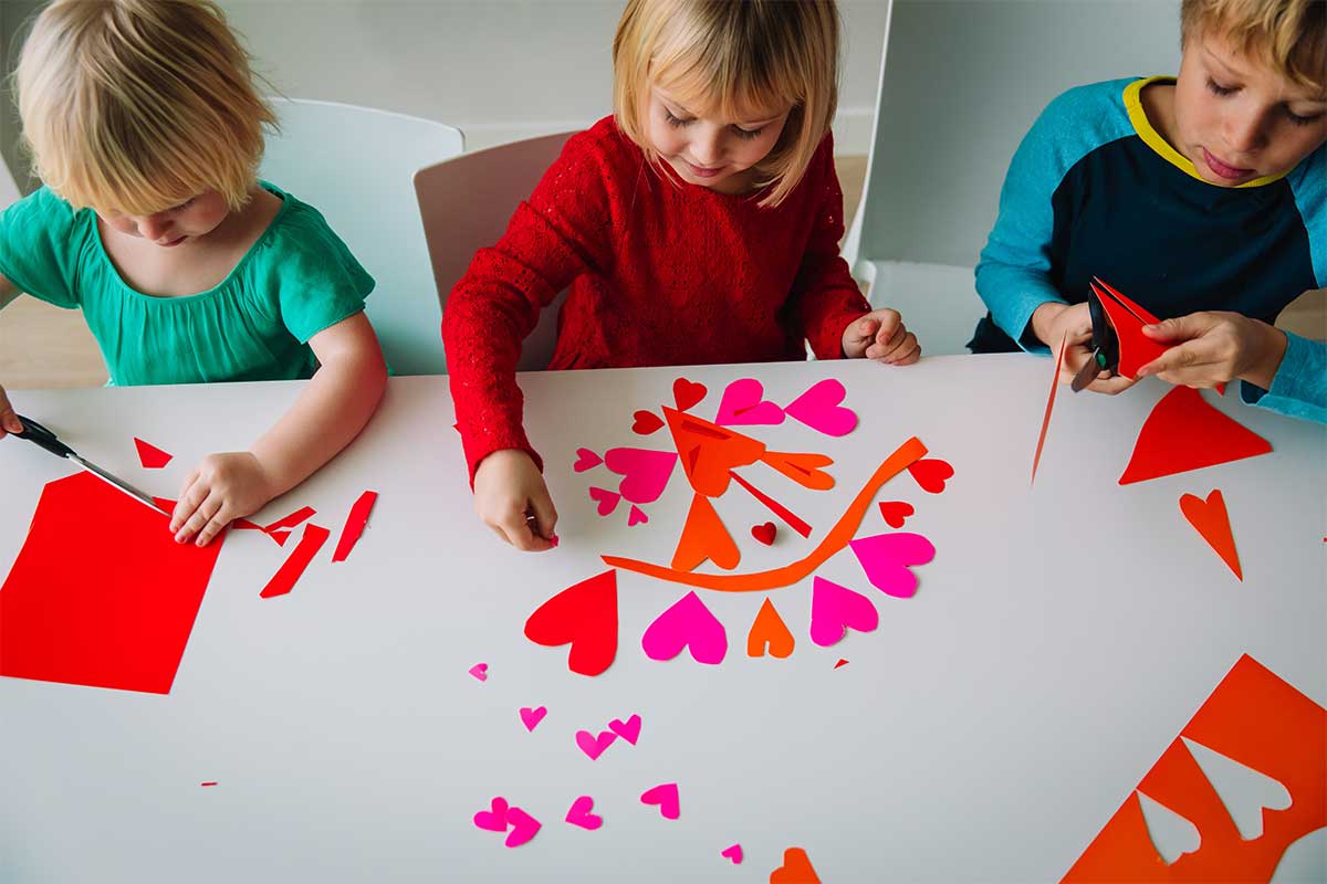 kids making valentines