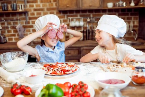 kids making pizza