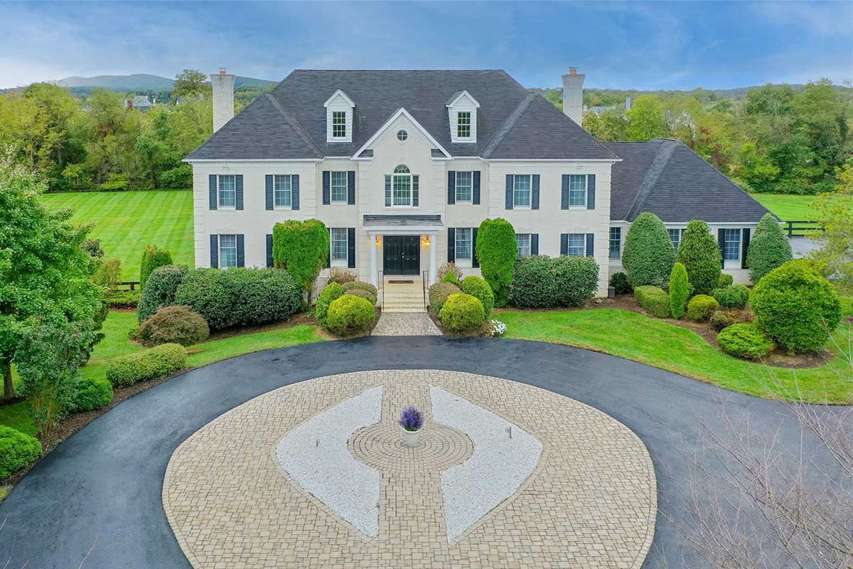 A Luxurious Leesburg Property with the Final Yard