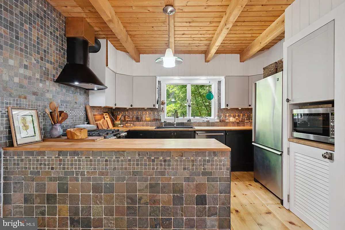 kitchen with natural-colored stone backslpash