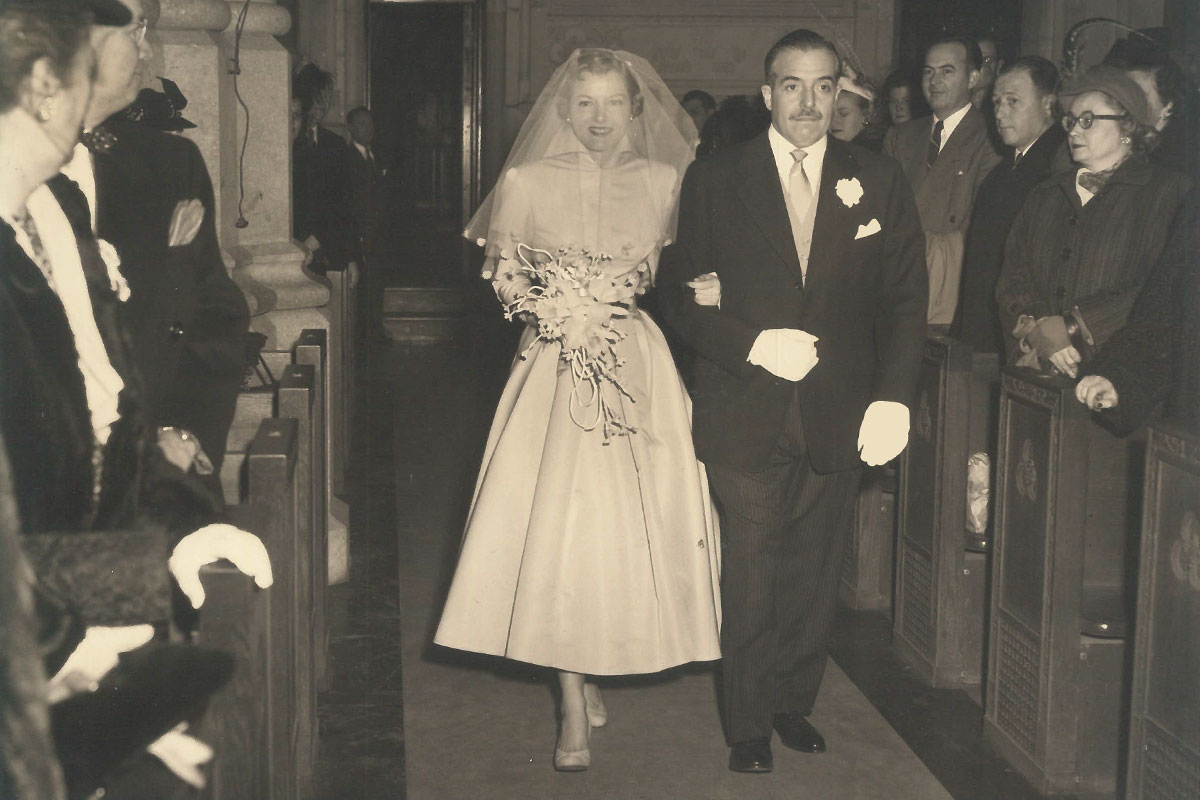 Black and white wedding photo of Evon Tynan in an Anne Klein wedding dress