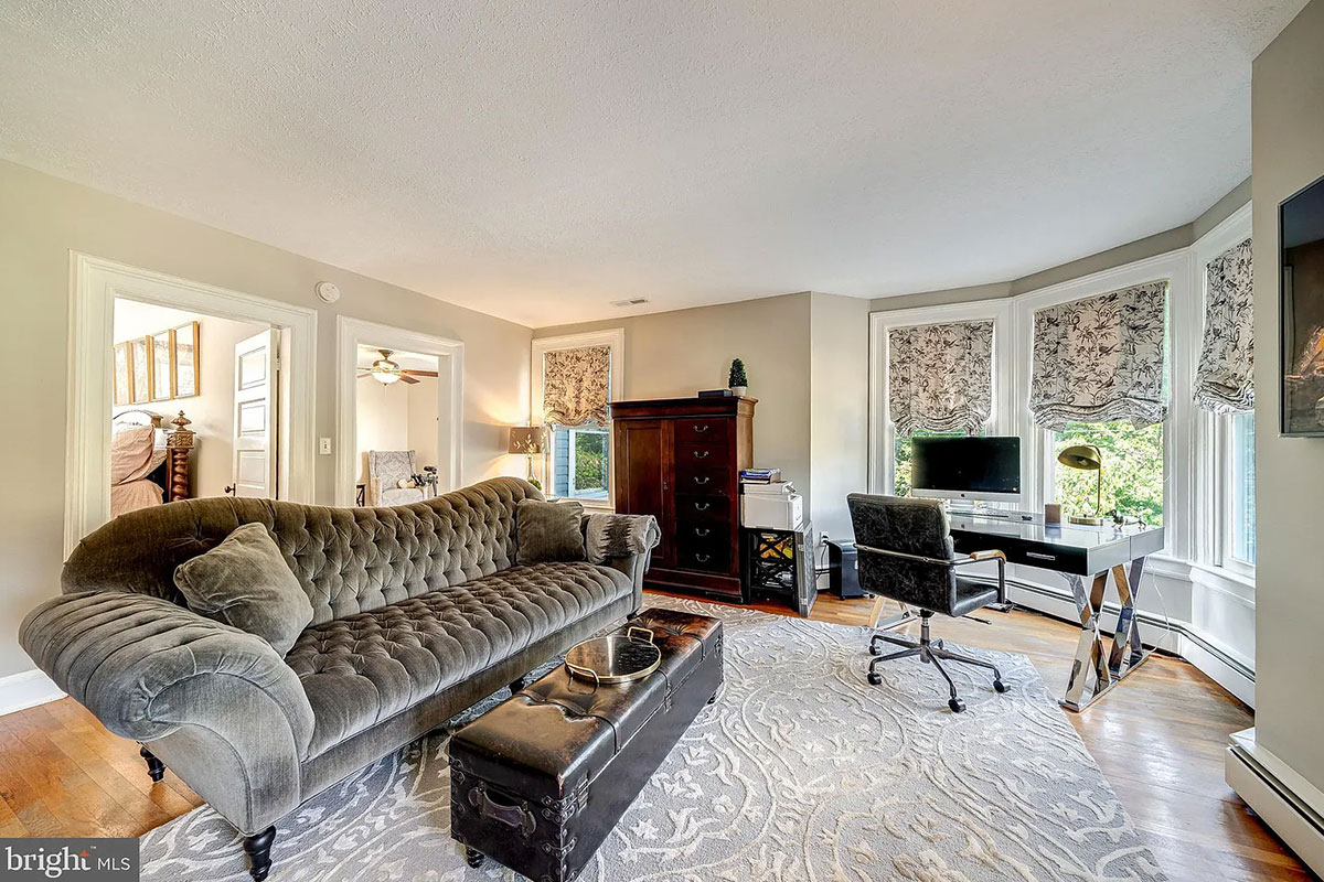 Sitting room with bay windows, connected to two bedrooms