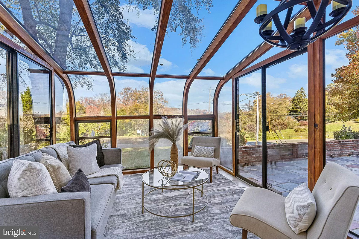 Sunroom with curved roof