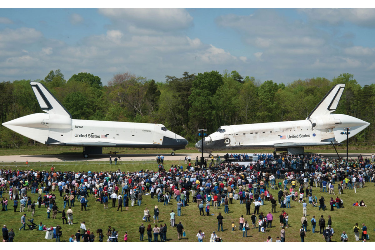 Two space shuttles face to face at Udvar-Hazy Center