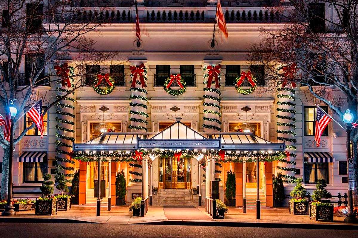 holiday decorations outside the willard