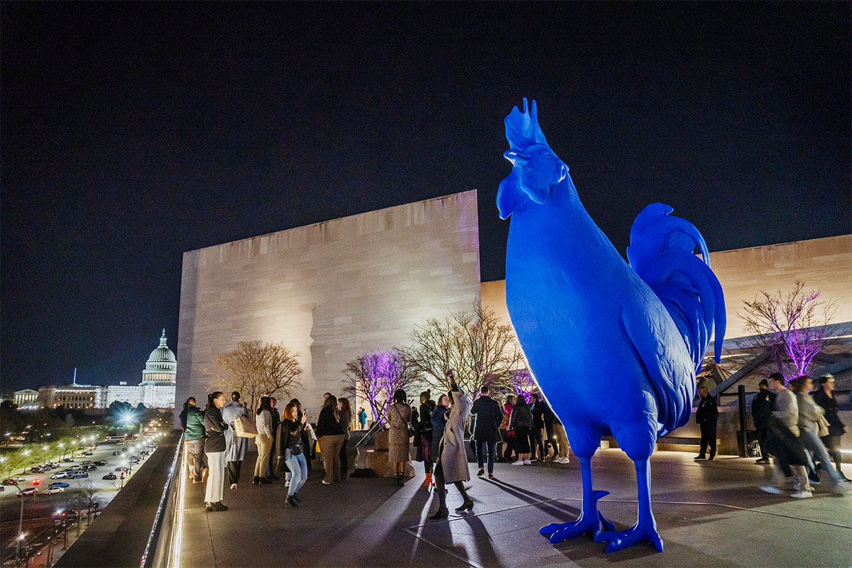 Blue chicken statue outside National Gallery