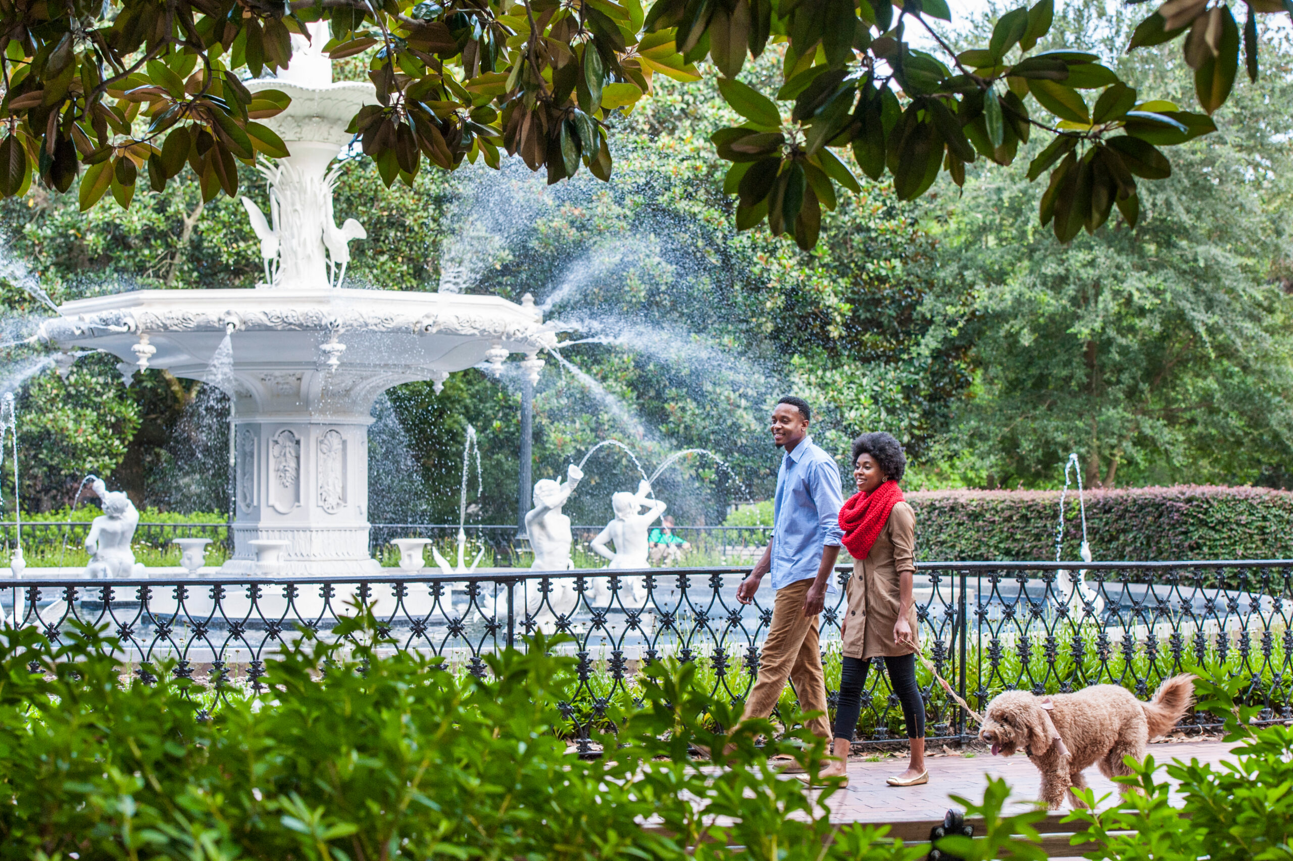 couple strolls in forsyth park in Savannah