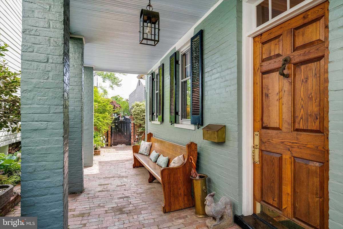 Front door to 511 Queen St