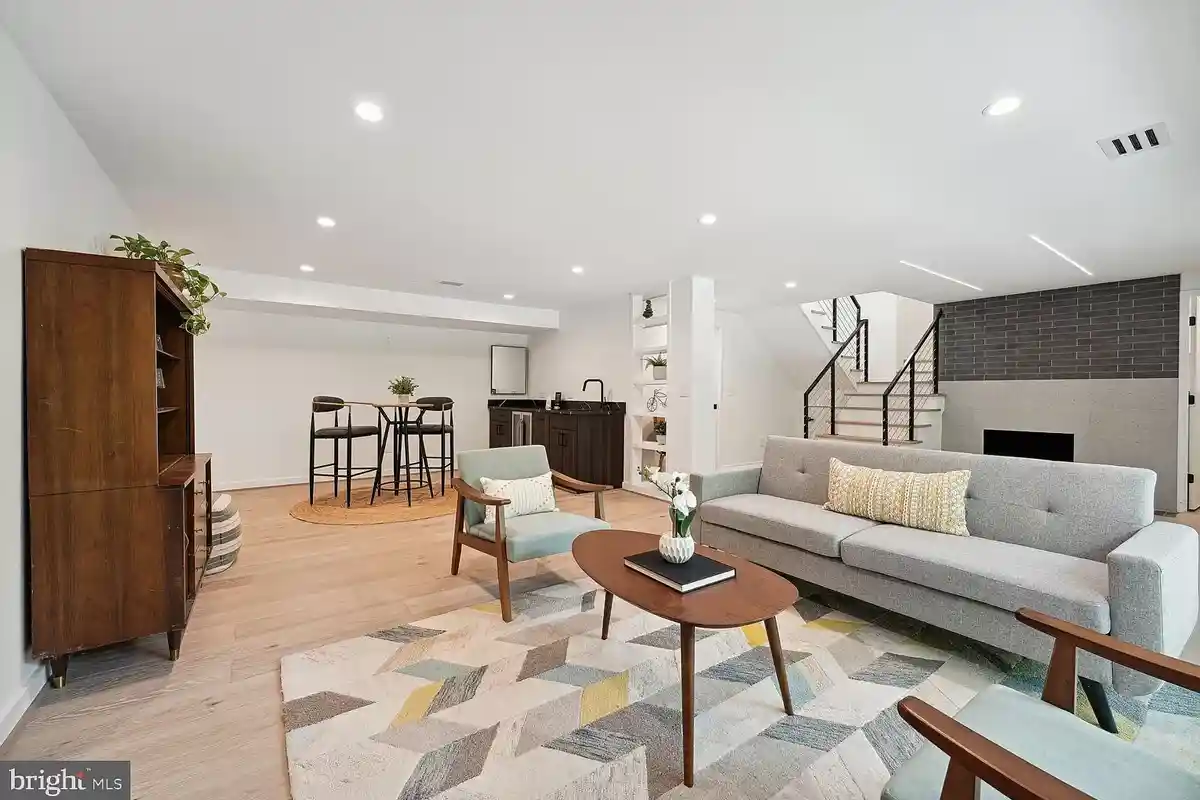 family room with sitting area, fireplace, and wet bar