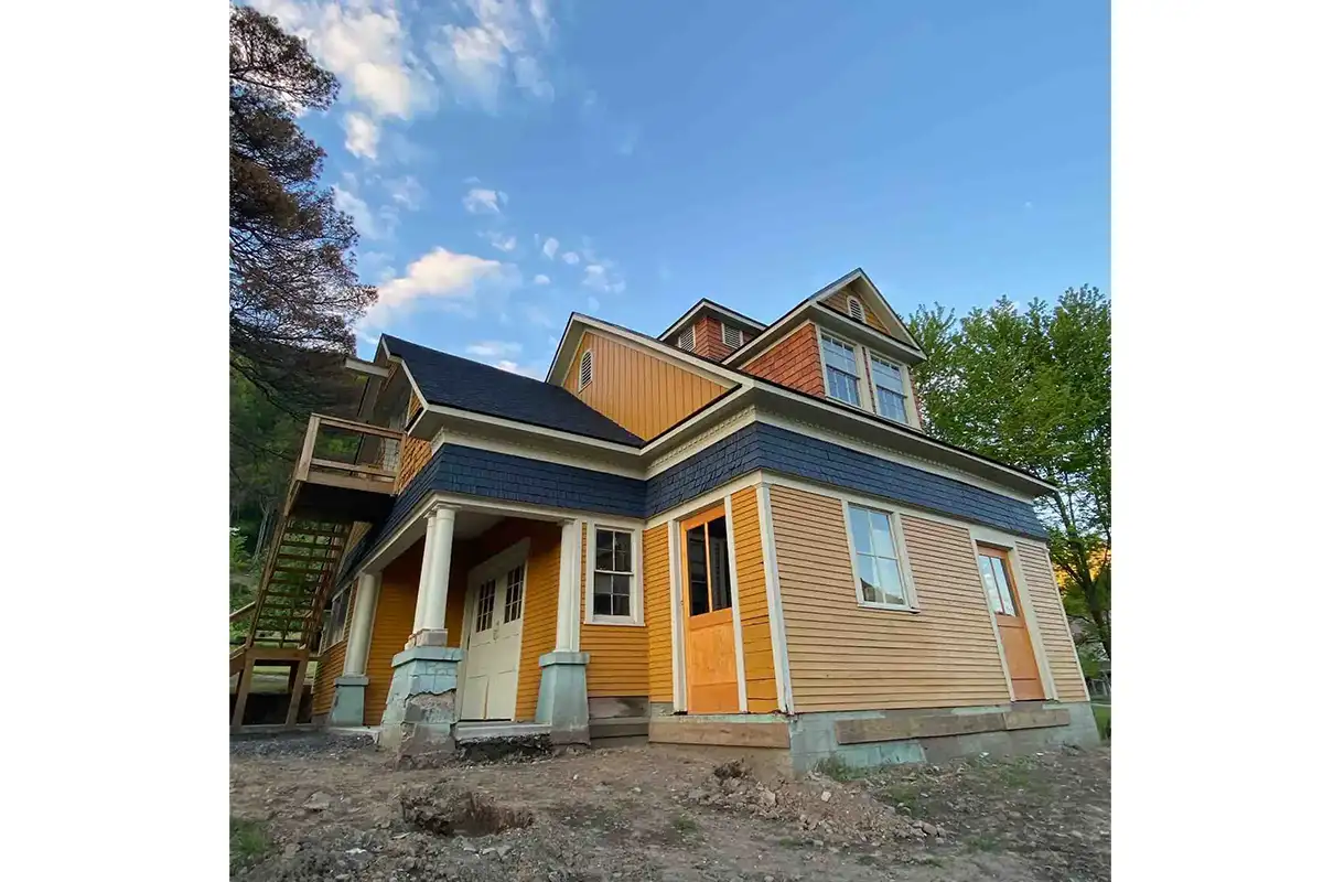 Exterior of cabin house loft in West Virginia