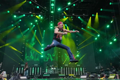 bret michaels jumping on stage