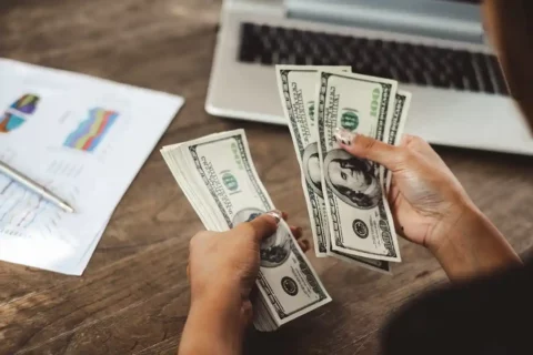 money being counted (Nattakorn/stock.adobe.com)