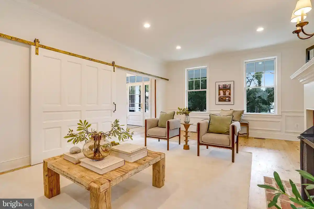 sitting room with sliding barn door and wood floors