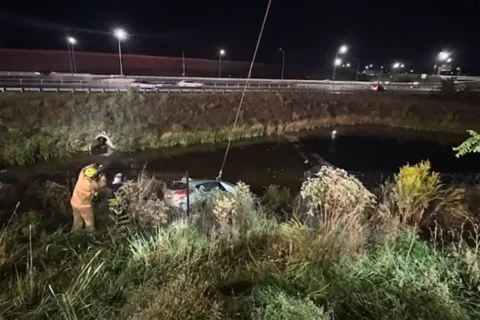 Troopers rescue woman from SUV in I-66 retention pond