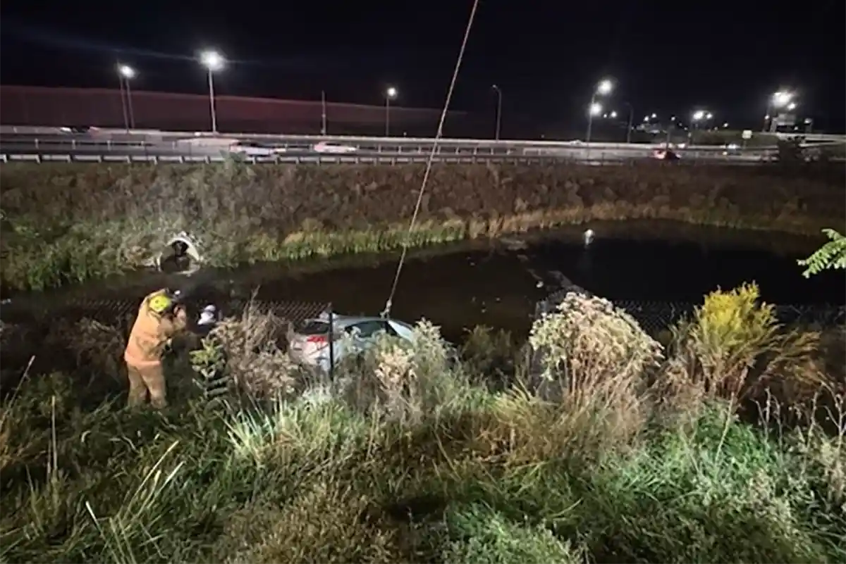 Woman Rescued After SUV Goes Into I66 Retention Pond(02)