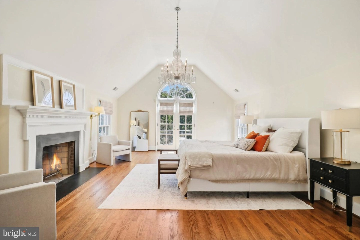 Primary bedroom of 10650 Gunston Rd.