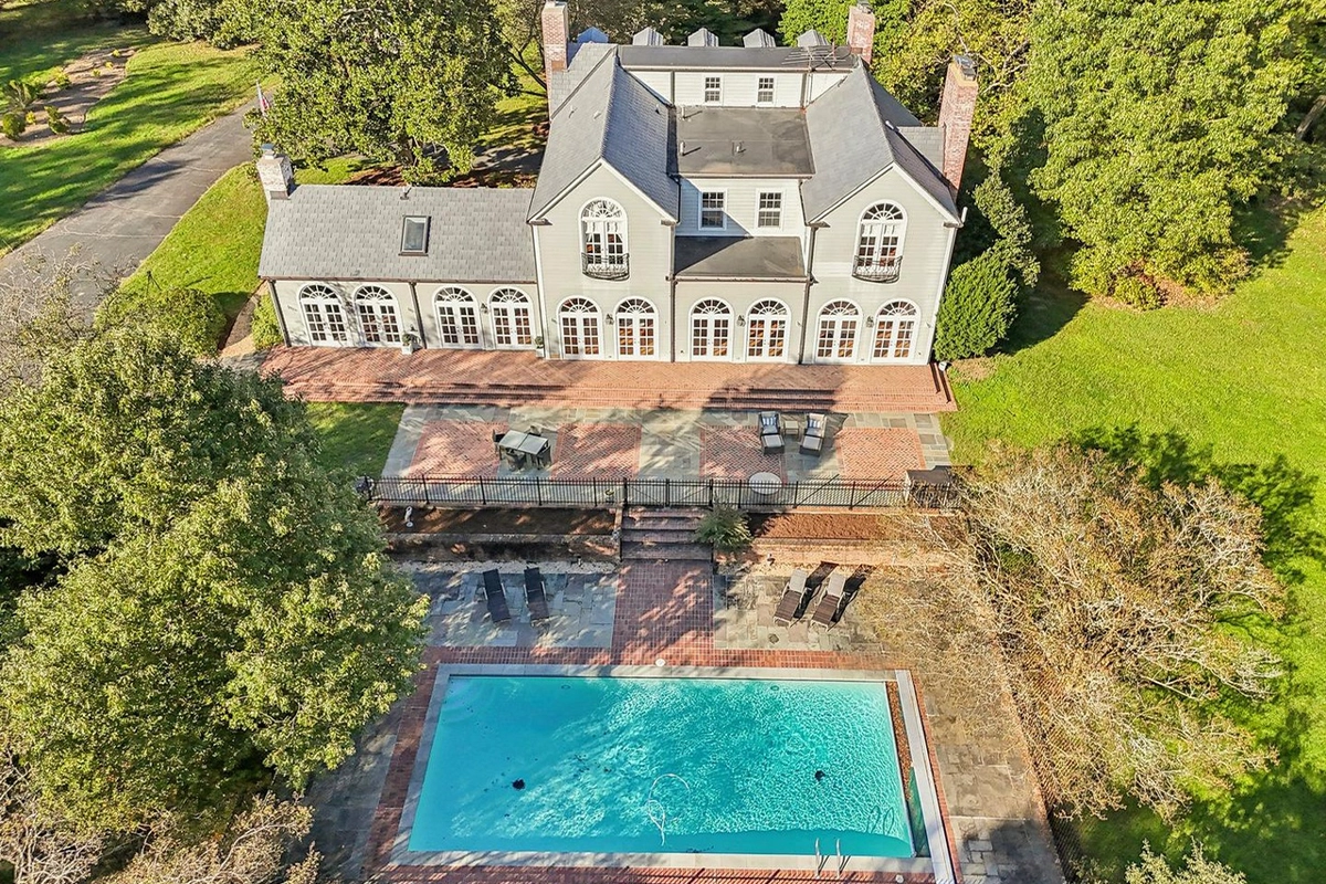 Exterior of 10650 Gunston Rd.