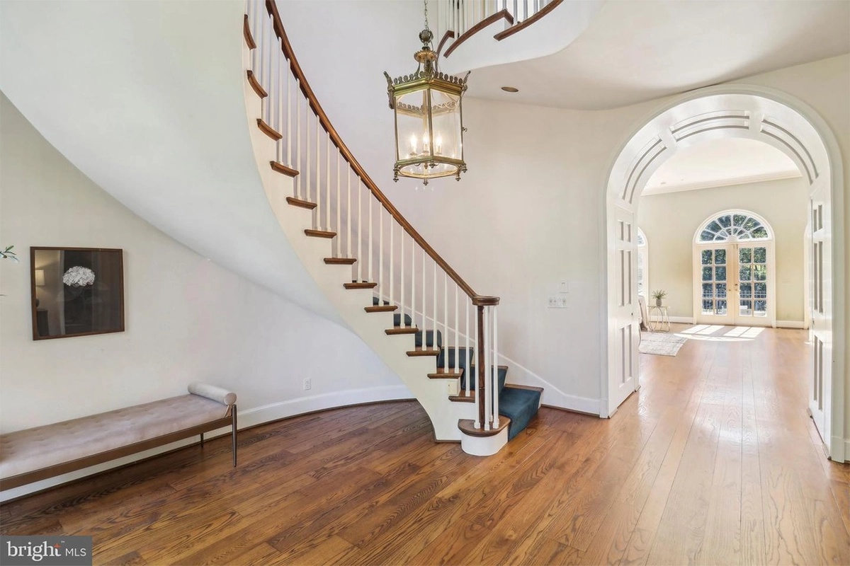 Entryway of 10650 Gunston Rd.