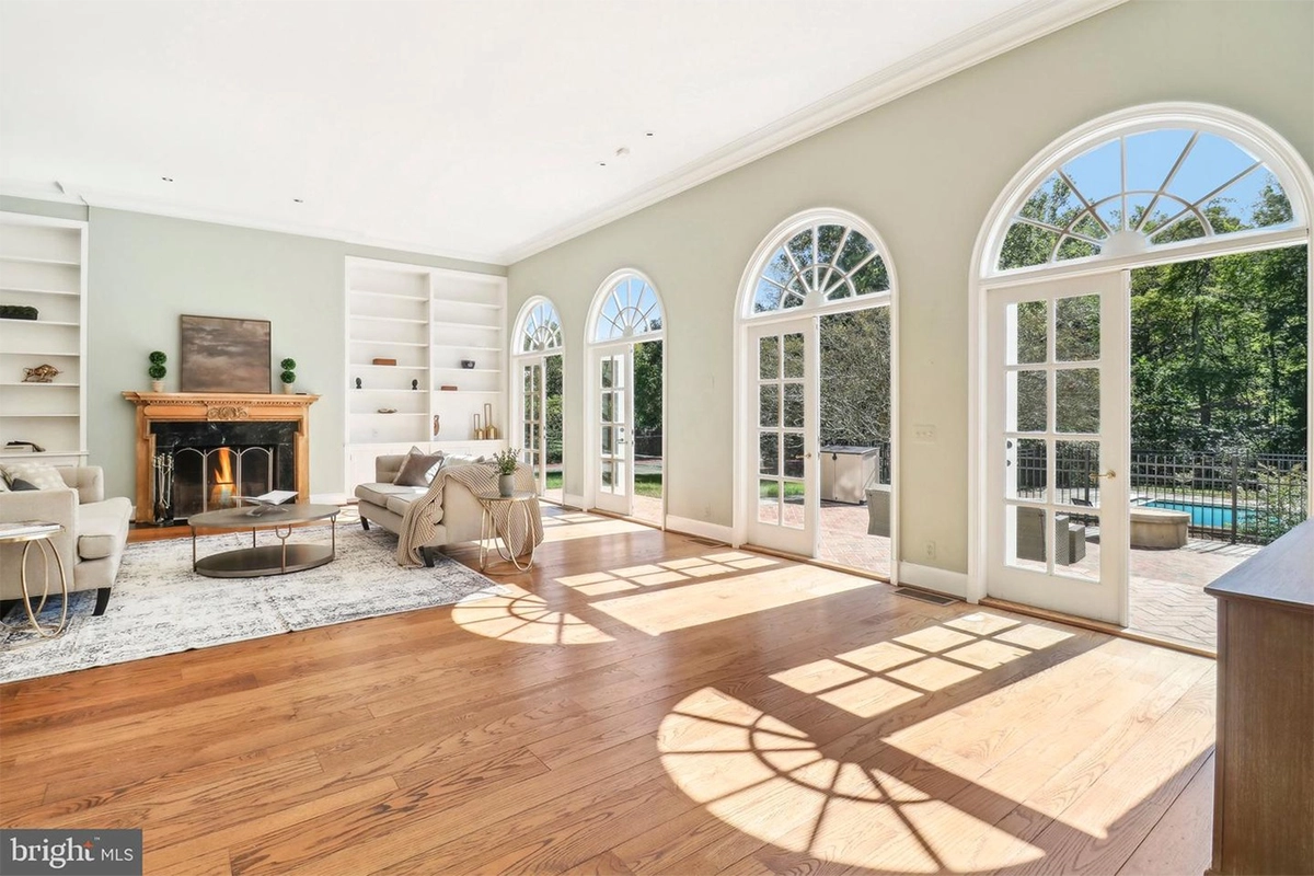Living room of 10650 Gunston Rd.