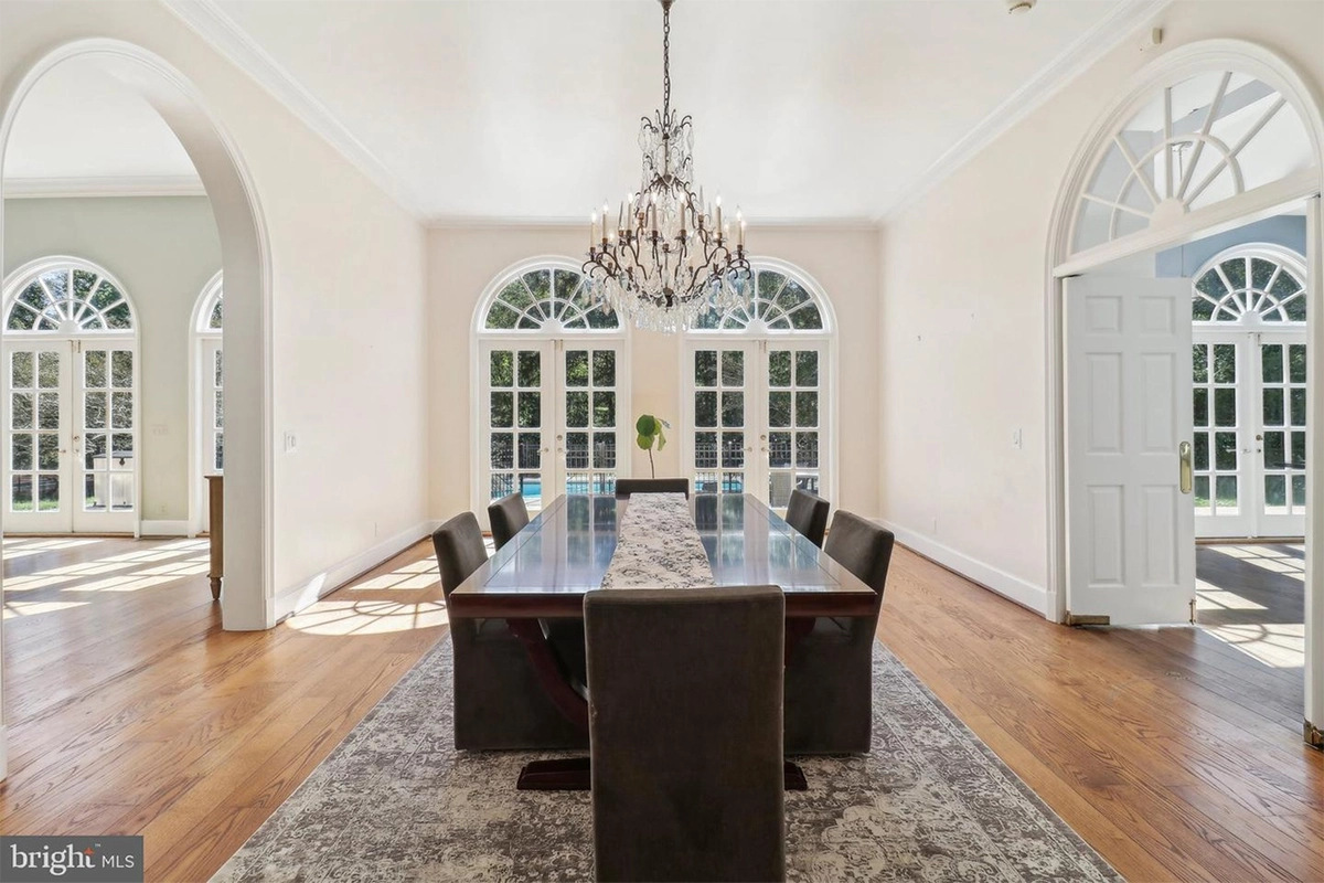 Dining room of 10650 Gunston Rd.
