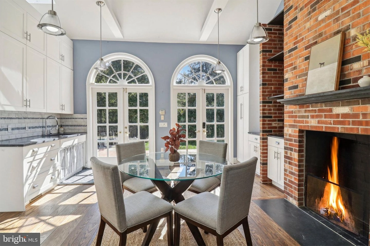 Breakfast nook of 10650 Gunston Rd.