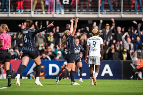 washington spirit players celebrating goal