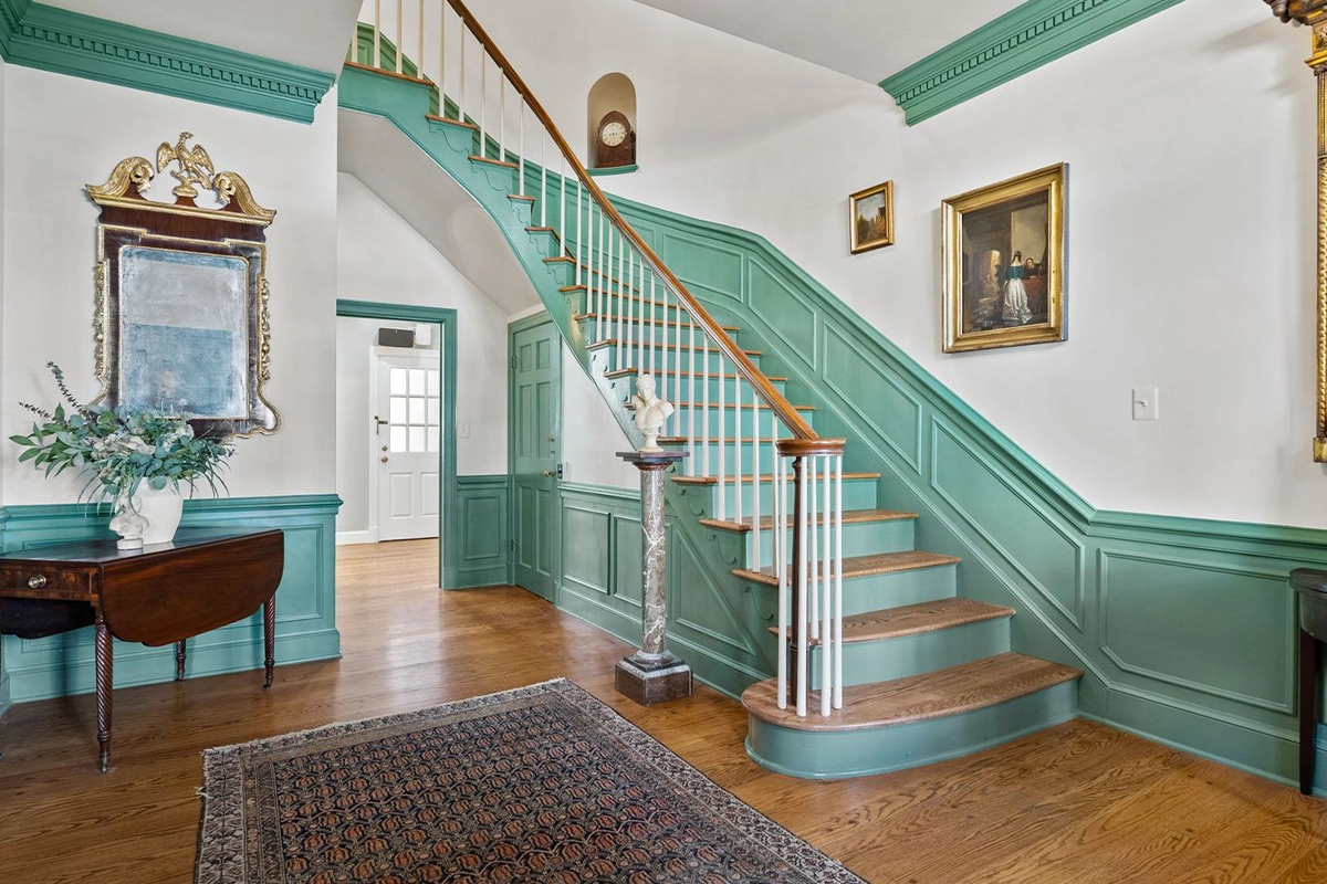 908 Cameron St. foyer