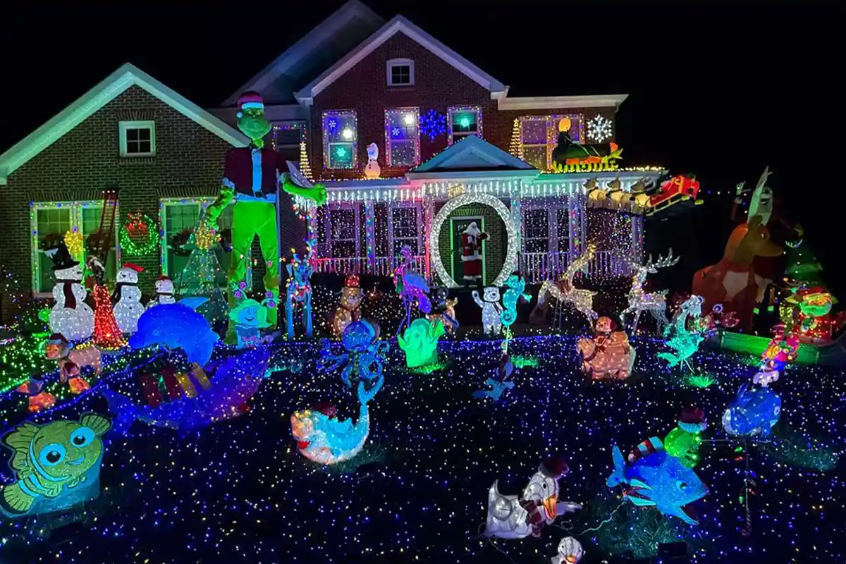 christmas decorations on Maplehurst rd. in Aldie
